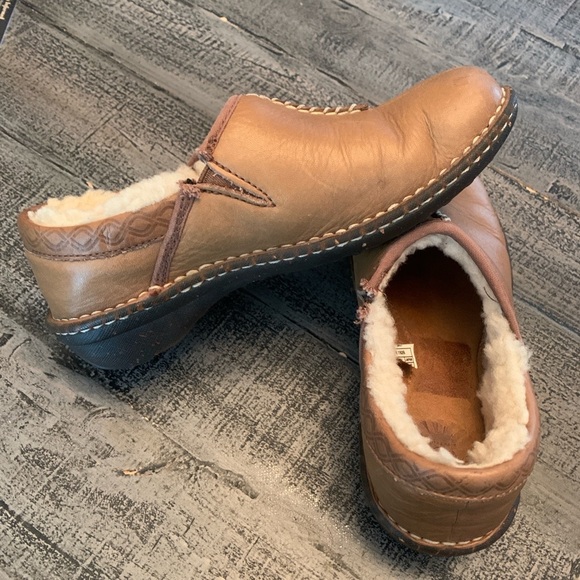 UGGS Women’s Betty 1928 Tan Shearling Slip On Clogs size 7, Sheepskin Lined, EUC - Picture 3 of 6